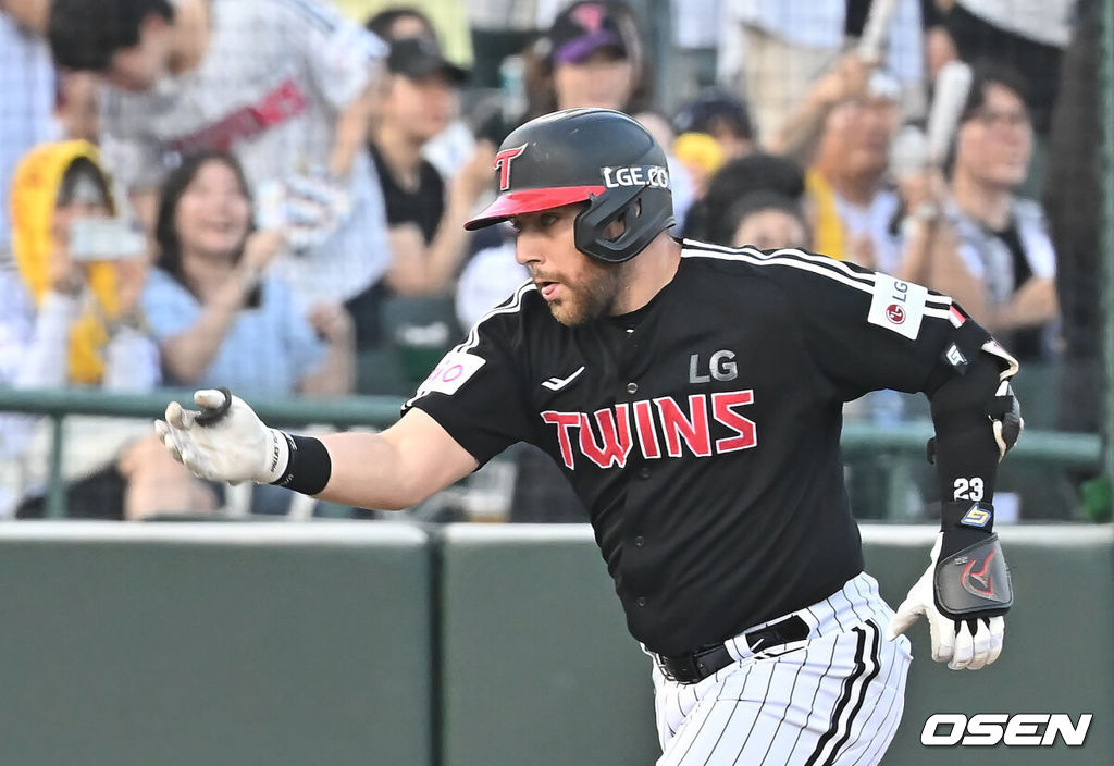 1일 부산 사직야구장에서 2025 신한 SOL 뱅크 KBO 리그 롯데 자이언츠와 LG 트윈스의 경기가 열렸다. 홈팀 롯데는 데이비슨이, 방문팀 LG는 에르난데스가 선발 출전했다.LG 트윈스 오스틴이 3회초 1사 2루 좌월 2점 홈런을 치고 세리머니를 하고 있다. 2025.07.01 / foto0307@osen.co.kr
