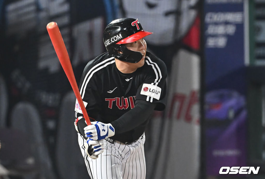 1일 부산 사직야구장에서 2025 신한 SOL 뱅크 KBO 리그 롯데 자이언츠와 LG 트윈스의 경기가 열렸다. 홈팀 롯데는 데이비슨이, 방문팀 LG는 에르난데스가 선발 출전했다.LG 트윈스 김현수가 7회초 1사 3루 중견수 앞 1타점 안타를 치고 있다. 2025.07.01 / foto0307@osen.co.kr