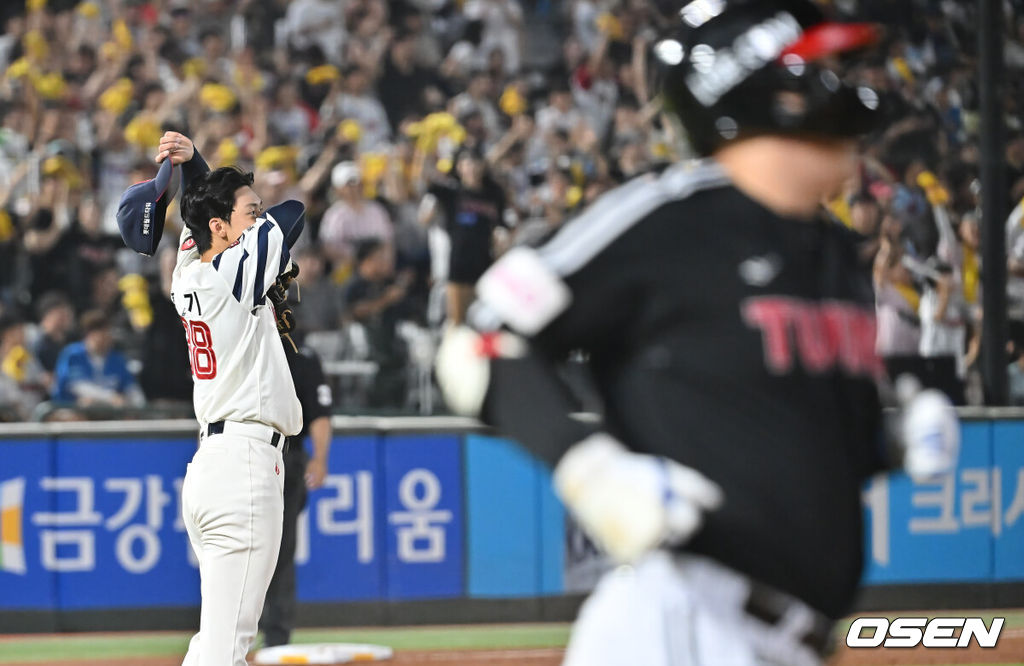 1일 부산 사직야구장에서 2025 신한 SOL 뱅크 KBO 리그 롯데 자이언츠와 LG 트윈스의 경기가 열렸다. 홈팀 롯데는 데이비슨이, 방문팀 LG는 에르난데스가 선발 출전했다.롯데 자이언츠 홍민기가 7회초 1사 3루 LG 트윈스 김현수에게 1타점 안타를 맞고 아쉬워하고 있다. 2025.07.01 / foto0307@osen.co.kr