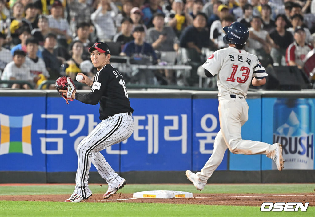 1일 부산 사직야구장에서 2025 신한 SOL 뱅크 KBO 리그 롯데 자이언츠와 LG 트윈스의 경기가 열렸다. 홈팀 롯데는 데이비슨이, 방문팀 LG는 에르난데스가 선발 출전했다.롯데 자이언츠 전민재가 5회말 무사 1,2루 LG 트윈스 이정용의 투구를 피할려다 배트에 맞은 김동혁의 포수 앞 땅볼에 3루에서 아웃되고 있다. 2025.07.01 / foto0307@osen.co.kr