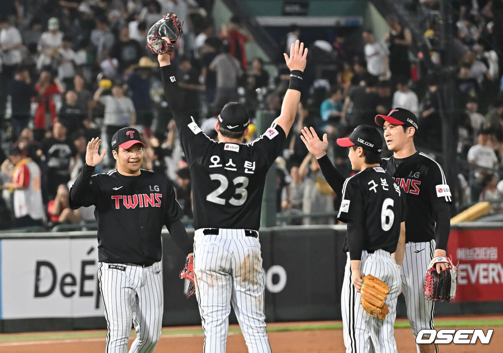 1일 부산 사직야구장에서 2025 신한 SOL 뱅크 KBO 리그 롯데 자이언츠와 LG 트윈스의 경기가 열렸다. 홈팀 롯데는 데이비슨이, 방문팀 LG는 에르난데스가 선발 출전했다.LG 트윈스 오스틴과 선수들이 롯데 자이언츠에 3-2로 승리한 후 기쁨을 나누고 있다. 2025.07.01 / foto0307@osen.co.kr