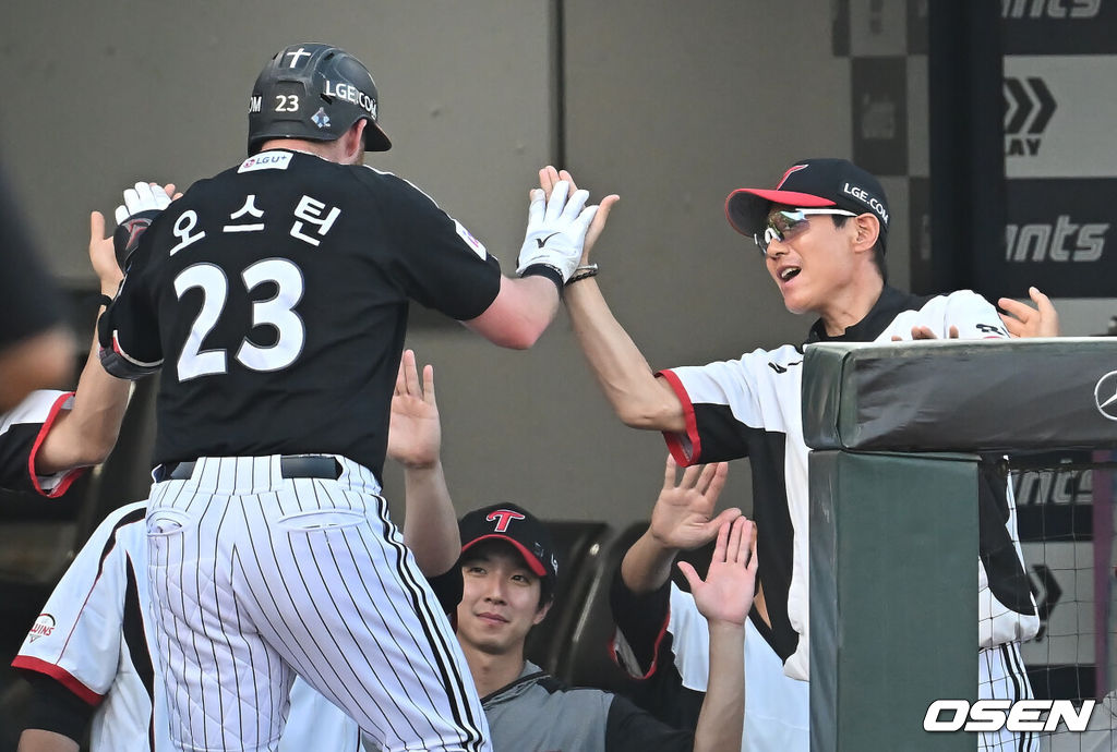 1일 부산 사직야구장에서 2025 신한 SOL 뱅크 KBO 리그 롯데 자이언츠와 LG 트윈스의 경기가 열렸다. 홈팀 롯데는 데이비슨이, 방문팀 LG는 에르난데스가 선발 출전했다.LG 트윈스 염경엽 감독이 3회초 1사 2루 좌월 2점 홈런을 친 오스틴과 하이파이브를 하고 있다. 2025.07.01 / foto0307@osen.co.kr
