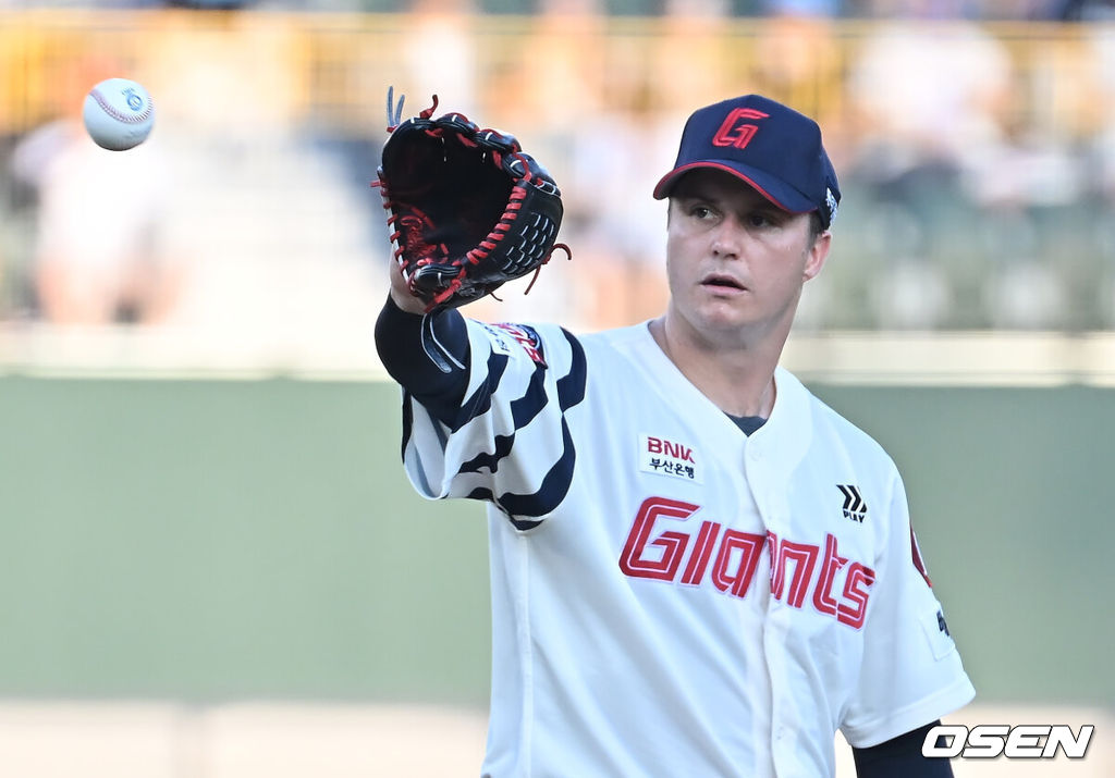 1일 부산 사직야구장에서 2025 신한 SOL 뱅크 KBO 리그 롯데 자이언츠와 LG 트윈스의 경기가 열렸다. 홈팀 롯데는 데이비슨이, 방문팀 LG는 에르난데스가 선발 출전했다.롯데 자이언츠 선발 투수 데이비슨이 볼을 받고 있다. 2025.07.01 / foto0307@osen.co.kr