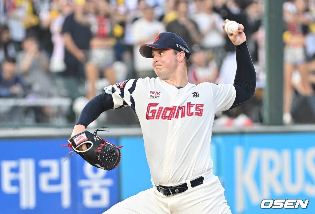 1일 부산 사직야구장에서 2025 신한 SOL 뱅크 KBO 리그 롯데 자이언츠와 LG 트윈스의 경기가 열렸다. 홈팀 롯데는 데이비슨이, 방문팀 LG는 에르난데스가 선발 출전했다.롯데 자이언츠 선발 투수 데이비슨이 역투하고 있다. 2025.07.01 / foto0307@osen.co.kr
