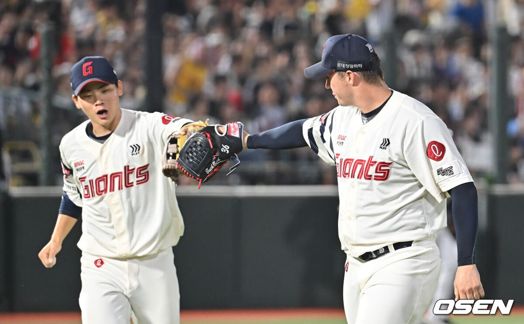 1일 부산 사직야구장에서 2025 신한 SOL 뱅크 KBO 리그 롯데 자이언츠와 LG 트윈스의 경기가 열렸다. 홈팀 롯데는 데이비슨이, 방문팀 LG는 에르난데스가 선발 출전했다.롯데 자이언츠 선발 투수 데이비슨이 6회초 1사 2,3루 LG 트윈스 구본혁을 2루수 직선타로 병살 처리하고 박찬형과 하이파이브를 하고 있다. 2025.07.01 / foto0307@osen.co.kr
