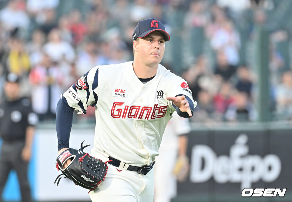 1일 부산 사직야구장에서 2025 신한 SOL 뱅크 KBO 리그 롯데 자이언츠와 LG 트윈스의 경기가 열렸다. 홈팀 롯데는 데이비슨이, 방문팀 LG는 에르난데스가 선발 출전했다.롯데 자이언츠 선발 투수 데이비슨이 4회초 LG 트윈스 문성주의 투수 앞 땅볼을 1루에 던지고 있다. 2025.07.01 / foto0307@osen.co.kr