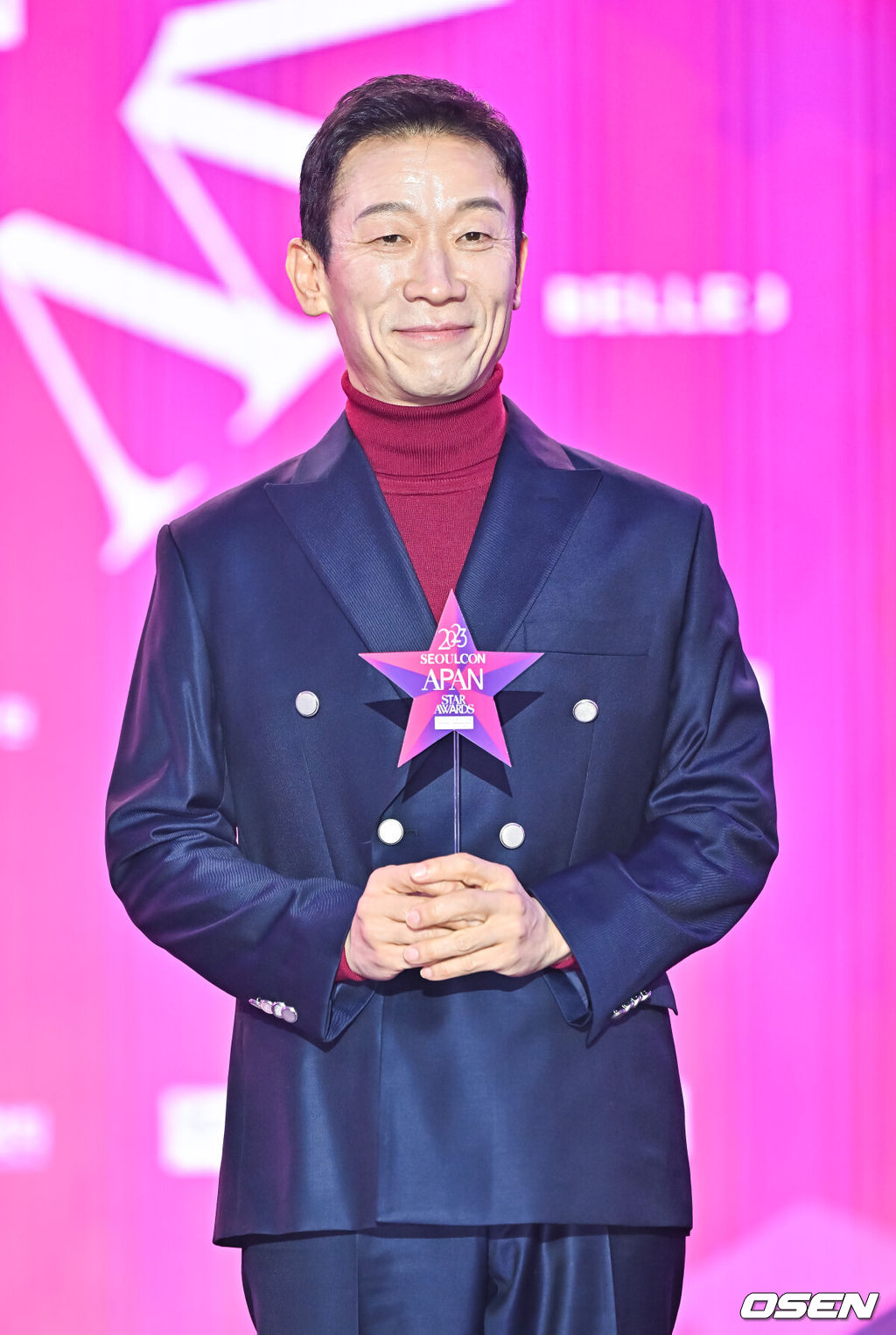 30일 오후 서울 중구 동대문디자인플라자(DDP)에서 글로벌 K드라마 축제 ‘2023 서울콘 APAN 스타 어워즈’ 시상식이 진행됐다.올해 9회째를 맞이하는 ‘2023 APAN 스타 어워즈’는 대한민국을 대표하는 드라마 시상식이다. 배우 정석용이 포즈를 취하고 있다. 2023.12.30 / soul1014@osen.co.kr