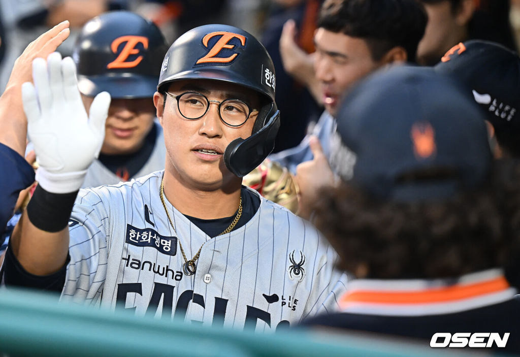 한화 채은성이 2회초 무사 1루 좌월 2점 홈런을 치고 하이파이브를 하고 있다. 2025.05.22 / foto0307@osen.co.kr