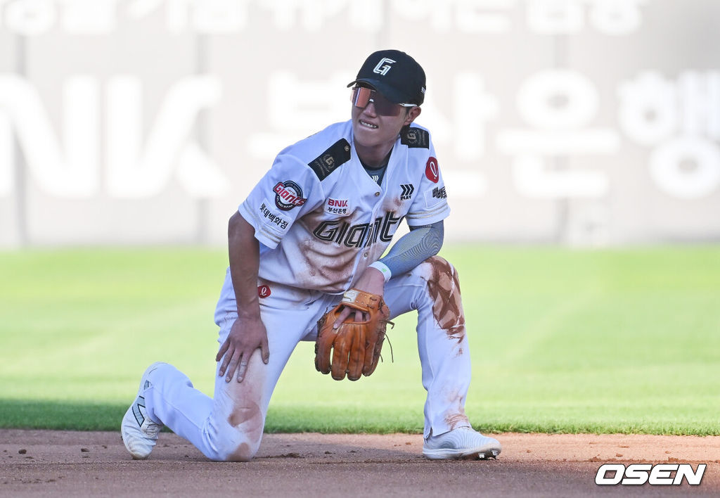29일 부산 사직야구장에서 2025 신한 SOL 뱅크 KBO 리그 롯데 자이언츠와 KT 위즈의 경기가 열렸다. 홈팀 롯데는 박세웅이, 방문팀 KT는 쿠에바스가 선발 출전했다.롯데 자이언츠 전민재가 5회초 1사 1루 KT 위즈 김민혁의 유격수 땅볼을 잡지 못하고 아쉬워하고 있다. 2025.06.29 / foto0307@osen.co.kr