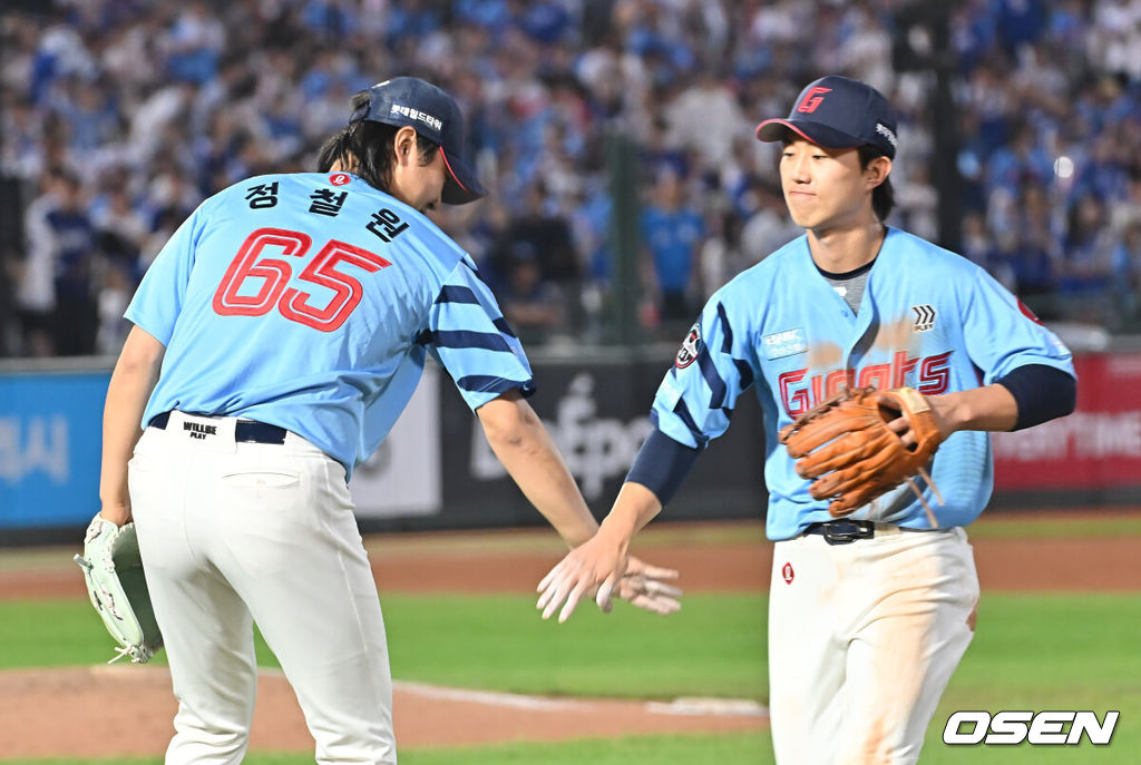 22일 부산 사직야구장에서 2025 신한 SOL 뱅크 KBO 리그 롯데 자이언츠와 삼성 라이온즈의 경기가 열렸다. 홈팀 롯데는 박세웅이, 방문팀 삼성은 원태인이 선발 출전했다.롯데 자이언츠 정철원이 8회초 2사 삼성 라이온즈 양도근을 2루수 땅볼로 잡고 전민재와 하이파이브를 하고 있다. 2025.06.22 / foto0307@osen.co.kr