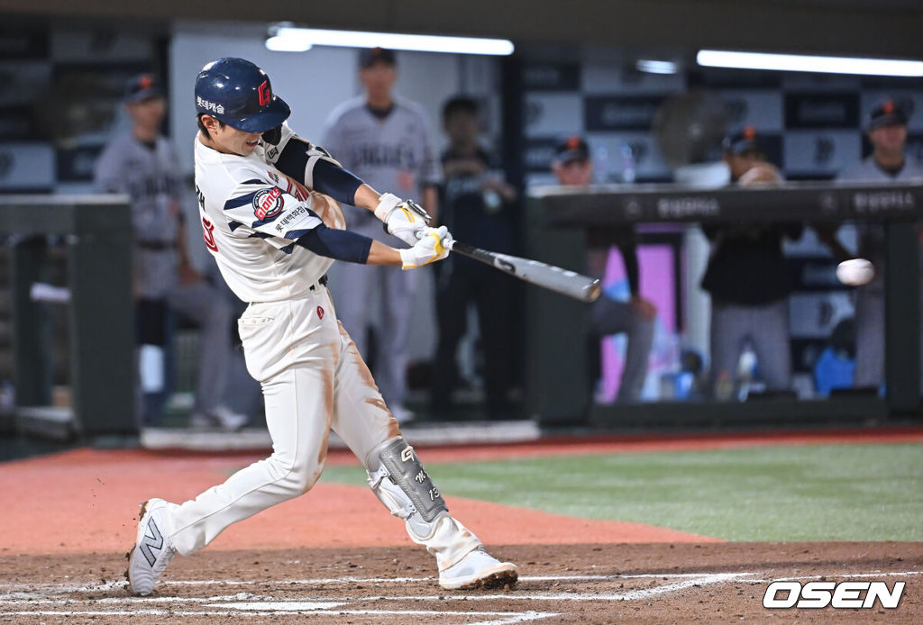 19일 부산 사직야구장에서 2025 신한 SOL 뱅크 KBO 리그 롯데 자이언츠와 한화 이글스의 경기가 열렸다. 홈팀 롯데는 나균안이, 방문팀 한화는 황준서가 선발 출전했다.롯데 자이언츠 전민재가 7회말 좌익수 앞 안타를 치고 있다. 2025.06.19 / foto0307@osen.co.kr