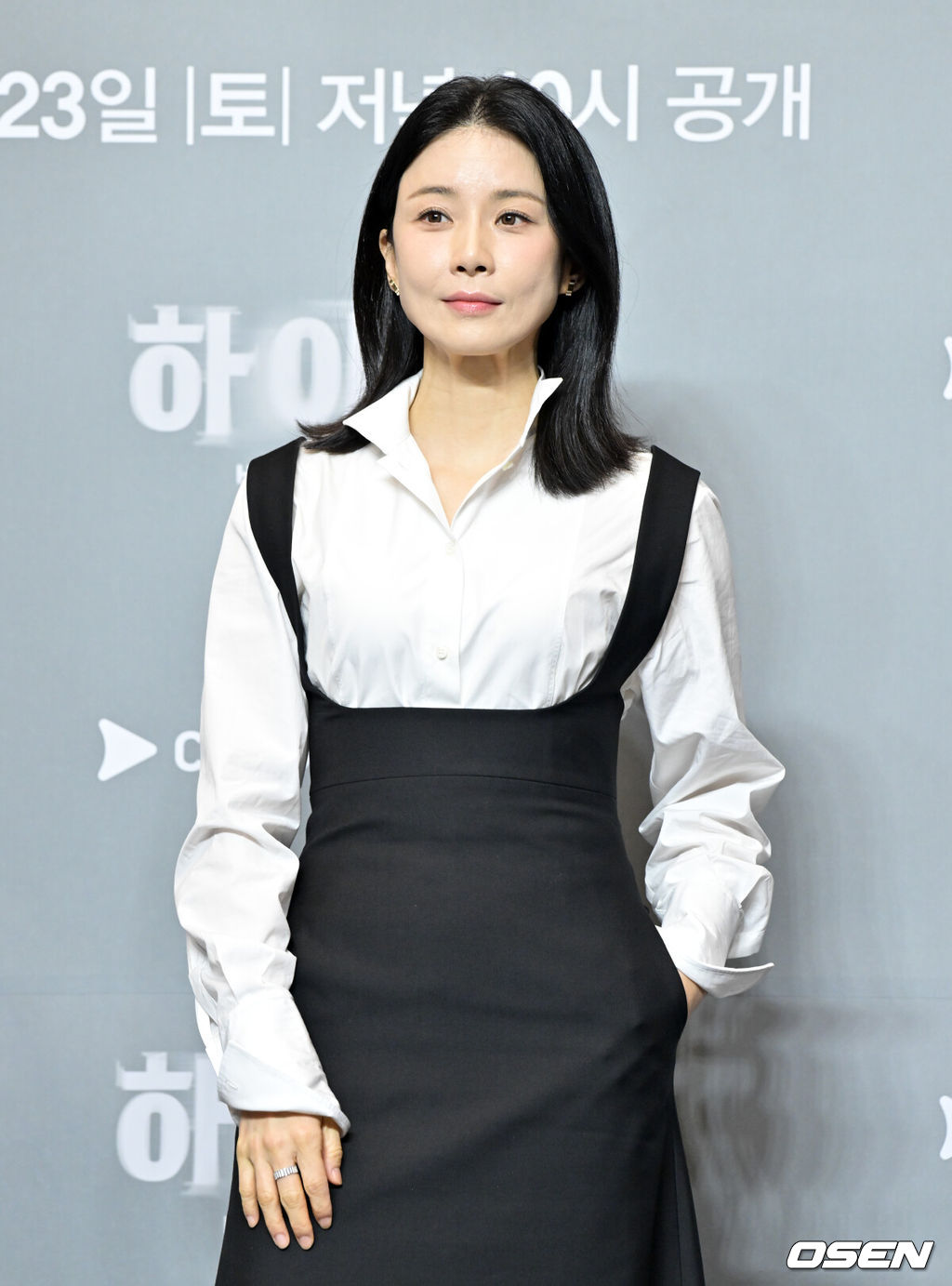 쿠팡플레이 시리즈 '하이드' 제작발표회가 19일 서울 강남구 조선팰리스 서울 강남에서 열렸다.‘하이드’는 어느 날 남편이 사라진 후, 그의 실종에 얽힌 비밀을 추적하며 감당하기 어려운 큰 진실과 마주하게 되는 여자의 이야기다. 이보영, 이무생, 이청아, 이민재가 출연한다. 3월 23일부터 매주 토, 일요일 오후 10시 쿠팡플레이에서 공개.배우 이보영이 포즈를 취하고 있다. 2024.03.19 /cej@osen.co.kr