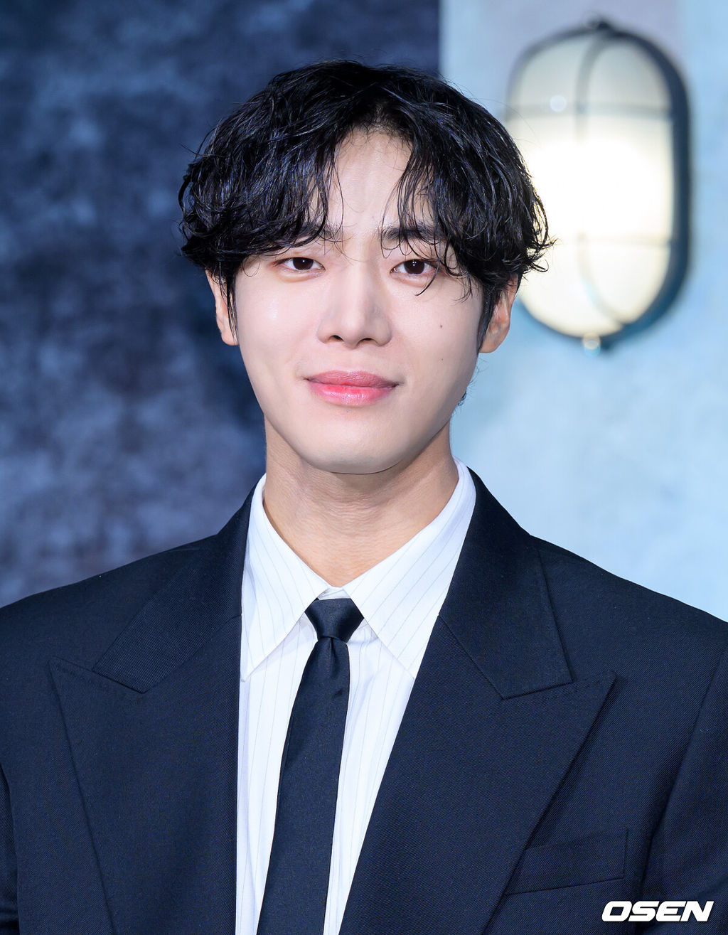 5일 서울 중구 앰배서더 서울 풀만 호텔 넷플릭스 시리즈 '광장' 제작발표회가 열렸다.스스로 아킬레스건을 자르고 광장 세계를 떠났던 ‘기준’이, 조직의 2인자였던 동생 ‘기석’의 죽음으로 11년 만에 돌아와 복수를 위해 그 배후를 파헤치는 느와르 액션이다.배우 추영우가 취재진의 질문을 듣고 있다. 2025.06.05 /sunday@osen.co.kr