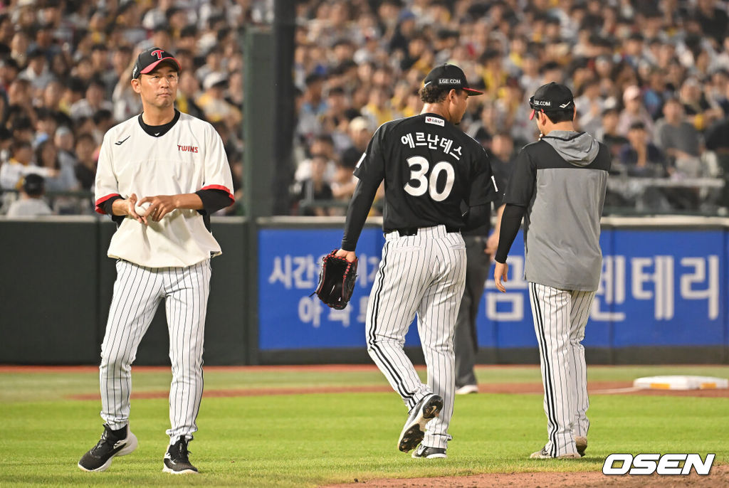 1일 부산 사직야구장에서 2025 신한 SOL 뱅크 KBO 리그 롯데 자이언츠와 LG 트윈스의 경기가 열렸다. 홈팀 롯데는 데이비슨이, 방문팀 LG는 에르난데스가 선발 출전했다.LG 트윈스 에르난데스가 5회말 무사 1,2루 상황에서 교체되고 있다. 2025.07.01 / foto0307@osen.co.kr