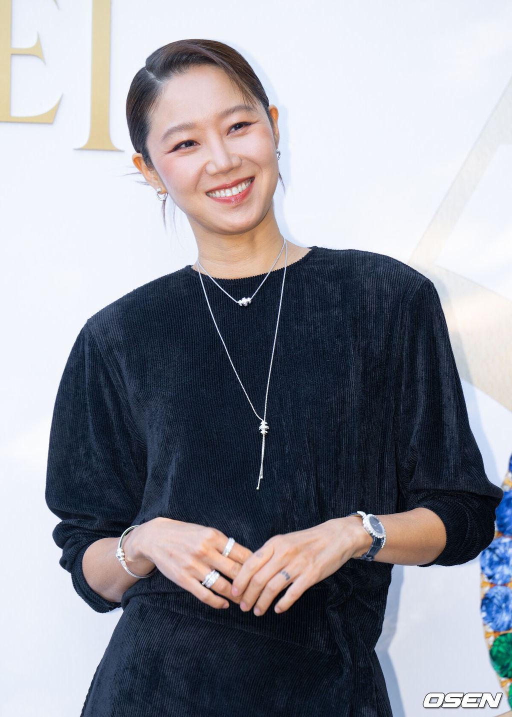 8일 오후 서울 성동구 성수동 코사이어티에서 한 패션 주얼리 브랜드의 컬렉션 50주년 기념 전시 포토월 행사가 열렸다. 배우 공효진이 취재진을 향해 포즈를 취하고 있다. 2023.11.08 / ksl0919@osen.co.kr