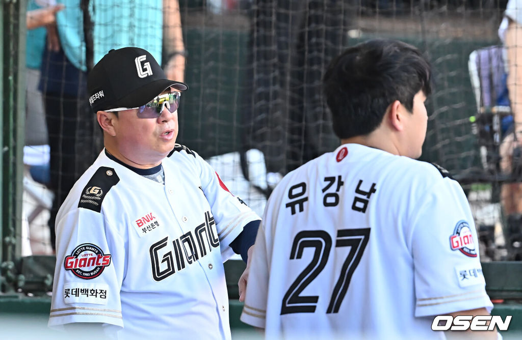 29일 부산 사직야구장에서 2025 신한 SOL 뱅크 KBO 리그 롯데 자이언츠와 KT 위즈의 경기가 열렸다. 홈팀 롯데는 박세웅이, 방문팀 KT는 쿠에바스가 선발 출전했다.롯데 자이언츠 김태형 감독이 4회초 역전 당하고 포수 유강남을 정보근으로 교체하고 더그아웃에서 얘기하고 있다. 2025.06.29 / foto0307@osen.co.kr