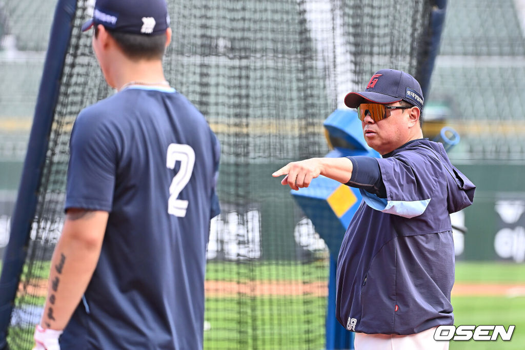 20일 부산 사직야구장에서 2025 신한 SOL 뱅크 KBO 리그 롯데 자이언츠와 LG 트윈스의 경기가 열렸다. 홈팀 롯데는 윤성빈, 방문팀 LG는 송승기가 선발 출전했다.롯데 자이언츠 김태형 감독이 고승민에게 타격 조언을 하고 있다. 2025.05.20 / foto0307@osen.co.kr