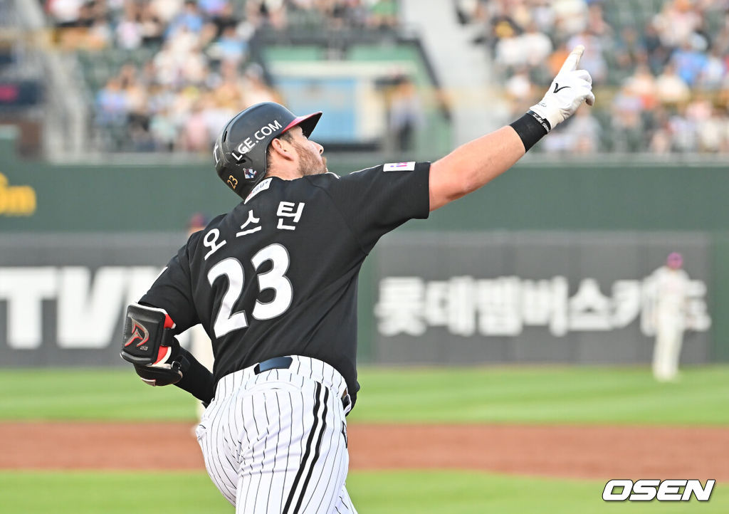 1일 부산 사직야구장에서 2025 신한 SOL 뱅크 KBO 리그 롯데 자이언츠와 LG 트윈스의 경기가 열렸다. 홈팀 롯데는 데이비슨이, 방문팀 LG는 에르난데스가 선발 출전했다.LG 트윈스 오스틴이 3회초 1사 2루 좌월 2점 홈런을 치고 세리머니를 하고 있다. 2025.07.01 / foto0307@osen.co.kr
