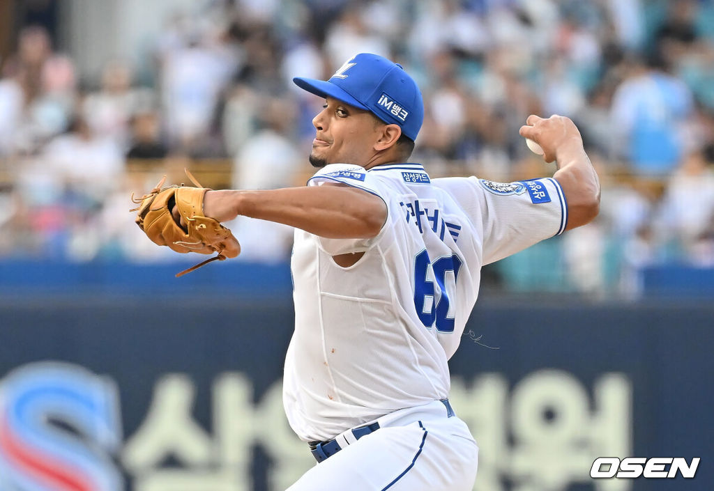 26일 대구삼성라이온즈파크에서 2025 신한 SOL 뱅크 KBO 리그 삼성 라이온즈와 한화 이글스의 경기가 열렸다. 홈팀 삼성은 가라비토가, 방문팀 한화는 문동주가 선발 출전했다. 삼성 라이온즈 선발 투수 가라비토가 역투하고 있다. 2025.06.26 / foto0307@osen.co.kr