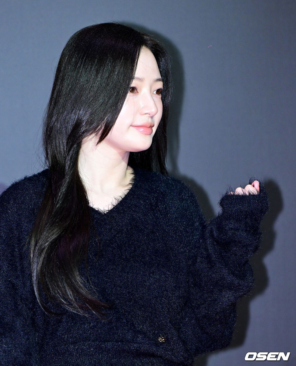 28일 오후 서울 청담동 CGV청담씨네시티에서 영화 '패스트 라이브즈' 스크리닝 나잇 포토월 행사가 열렸다.'패스트 라이브즈'는 서울에서 어린 시절을 보낸 나영과 해성이 24년 만에 뉴욕에서 다시 만나, 이어져온 이들의 인연을 돌아보는 운명적인 이야기를 다뤘다. 셀린 송 감독의 자전적인 이야기가 담겼다.한국계 캐나다인 셀린 송이 감독 및 각본을 맡은 첫 번째 연출작으로 미국 독립영화상인 ‘필름 인디펜던트 스피릿 어워즈’에서 작품상과 감독상 수상했다. 또한 제96회 아카데미 시상식 각본상 부문 후보로 올랐다. 배우 송하윤이 포토타임을 하고 있다. 2024.02.28 /jpnews@osen.co.kr