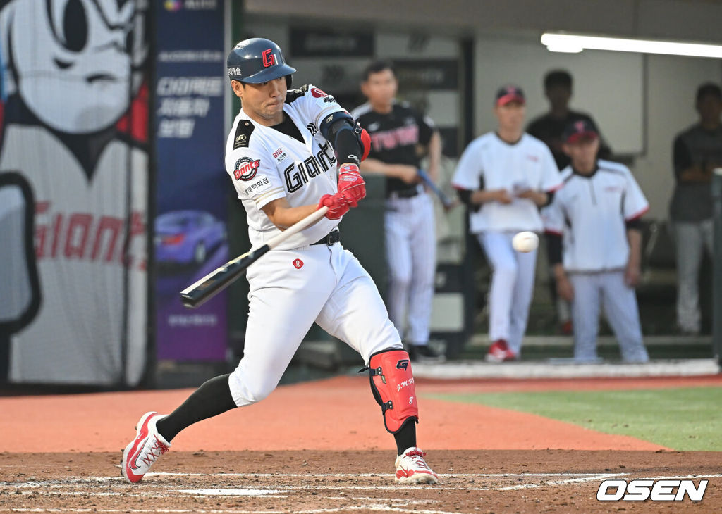 2일 부산 사직야구장에서 2025 신한 SOL 뱅크 KBO 리그 롯데 자이언츠와 LG 트윈스의 경기가 열렸다. 홈팀 롯데는 감보아가, 방문팀 LG는 임찬규가 선발 출전했다.롯데 자이언츠 전준우가 4회말 1사 1루 좌중월 2점 홈런을 치고 있다. 2025.07.02 / foto0307@osen.co.kr