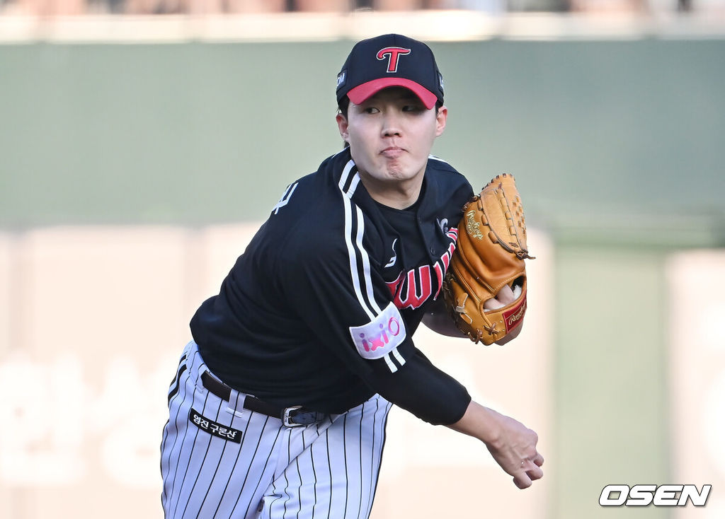 2일 부산 사직야구장에서 2025 신한 SOL 뱅크 KBO 리그 롯데 자이언츠와 LG 트윈스의 경기가 열렸다. 홈팀 롯데는 감보아가, 방문팀 LG는 임찬규가 선발 출전했다.LG 트윈스 선발 투수 임찬규가 역투하고 있다. 2025.07.02 / foto0307@osen.co.kr
