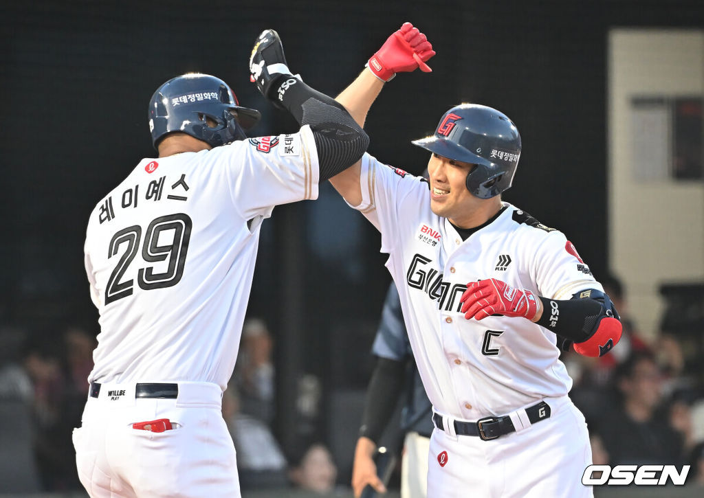 2일 부산 사직야구장에서 2025 신한 SOL 뱅크 KBO 리그 롯데 자이언츠와 LG 트윈스의 경기가 열렸다. 홈팀 롯데는 감보아가, 방문팀 LG는 임찬규가 선발 출전했다.롯데 자이언츠 전준우가 4회말 1사 1루 좌중월 2점 홈런을 치고 하이파이브를 하고 있다. 2025.07.02 / foto0307@osen.co.kr