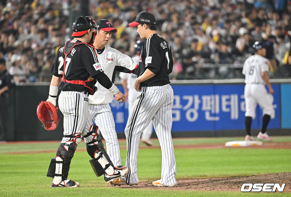 2일 부산 사직야구장에서 2025 신한 SOL 뱅크 KBO 리그 롯데 자이언츠와 LG 트윈스의 경기가 열렸다. 홈팀 롯데는 감보아가, 방문팀 LG는 임찬규가 선발 출전했다.LG 트윈스 임찬규가 6회말 2사 1,2루 롯데 자이언츠 김민성에게 좌익수 왼쪽 1타점 2루타를 맞고 교체되고 있다. 2025.07.02 / foto0307@osen.co.kr