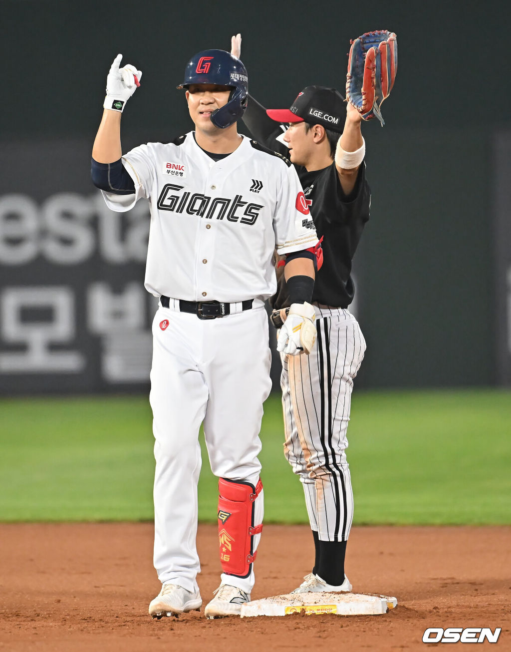 2일 부산 사직야구장에서 2025 신한 SOL 뱅크 KBO 리그 롯데 자이언츠와 LG 트윈스의 경기가 열렸다. 홈팀 롯데는 감보아가, 방문팀 LG는 임찬규가 선발 출전했다.롯데 자이언츠 김민성이 6회말 2사 1,2루 좌익수 왼쪽 1타점 2루타를 치고 세리머니를 하고 있다. 2025.07.02 / foto0307@osen.co.kr