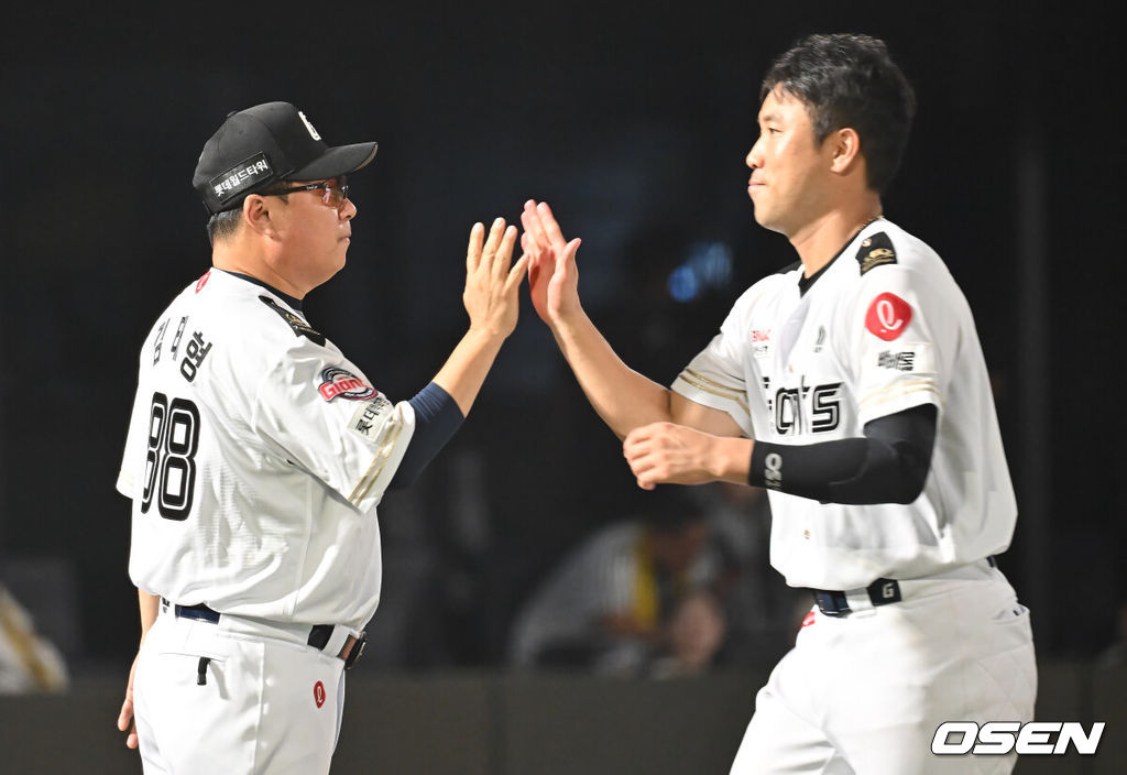 2일 부산 사직야구장에서 2025 신한 SOL 뱅크 KBO 리그 롯데 자이언츠와 LG 트윈스의 경기가 열렸다. 홈팀 롯데는 감보아가, 방문팀 LG는 임찬규가 선발 출전했다.롯데 자이언츠 김태형 감독이 LG 트윈스에 5-2로 승리한 후 전준우와 기쁨을 나누고 있다. 2025.07.02 / foto0307@osen.co.kr