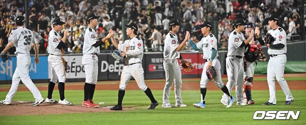 2일 부산 사직야구장에서 2025 신한 SOL 뱅크 KBO 리그 롯데 자이언츠와 LG 트윈스의 경기가 열렸다. 홈팀 롯데는 감보아가, 방문팀 LG는 임찬규가 선발 출전했다.롯데 자이언츠 선수들이 LG 트윈스에 5-2로 승리한 후 기쁨을 나누고 있다. 2025.07.02 / foto0307@osen.co.kr