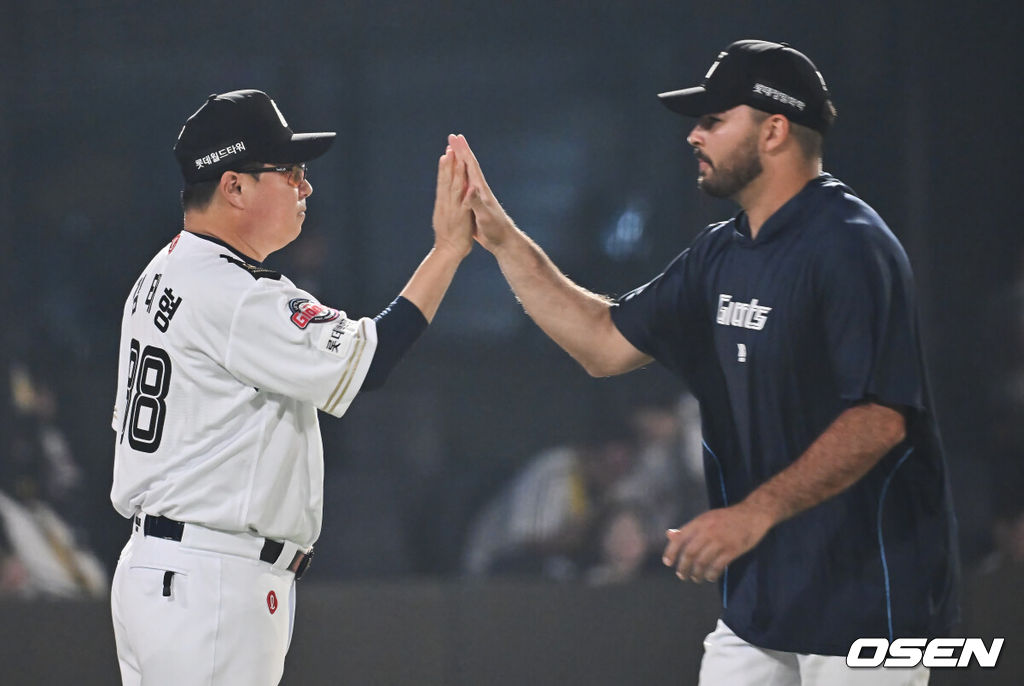 2일 부산 사직야구장에서 2025 신한 SOL 뱅크 KBO 리그 롯데 자이언츠와 LG 트윈스의 경기가 열렸다. 홈팀 롯데는 감보아가, 방문팀 LG는 임찬규가 선발 출전했다.롯데 자이언츠 김태형 감독이 LG 트윈스에 5-2로 승리한 후 감보아와 기쁨을 나누고 있다. 2025.07.02 / foto0307@osen.co.kr