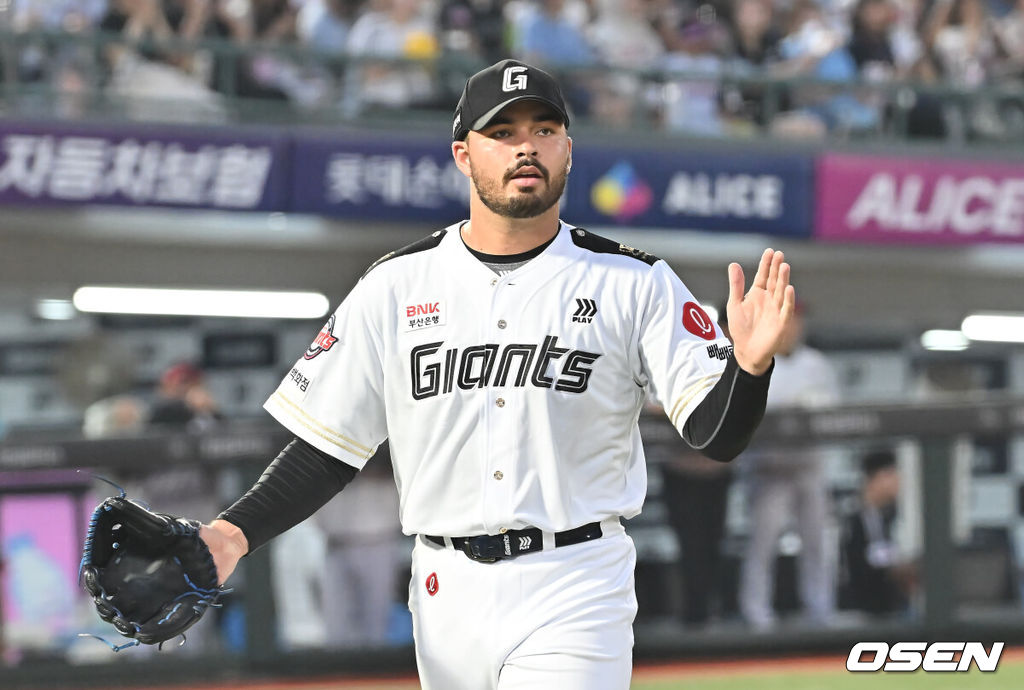 2일 부산 사직야구장에서 2025 신한 SOL 뱅크 KBO 리그 롯데 자이언츠와 LG 트윈스의 경기가 열렸다. 홈팀 롯데는 감보아가, 방문팀 LG는 임찬규가 선발 출전했다.롯데 자이언츠 선발 투수 감보아가 5회초 2사 만루 LG 트윈스 문보경을 유격수 땅볼로 잡고 환호하고 있다. 2025.07.02 / foto0307@osen.co.kr