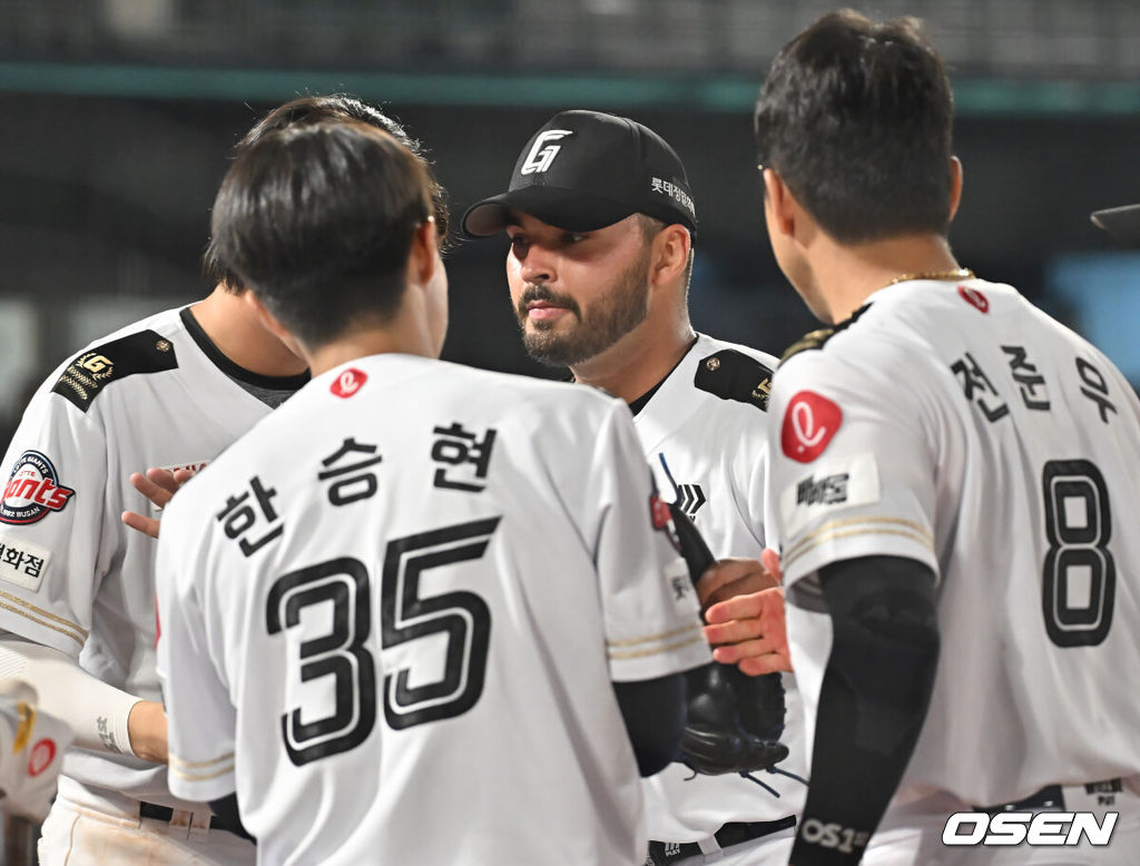 2일 부산 사직야구장에서 2025 신한 SOL 뱅크 KBO 리그 롯데 자이언츠와 LG 트윈스의 경기가 열렸다. 홈팀 롯데는 감보아가, 방문팀 LG는 임찬규가 선발 출전했다.롯데 자이언츠 선발 투수 감보아가 7회초 교체되고 있다. 2025.07.02 / foto0307@osen.co.kr