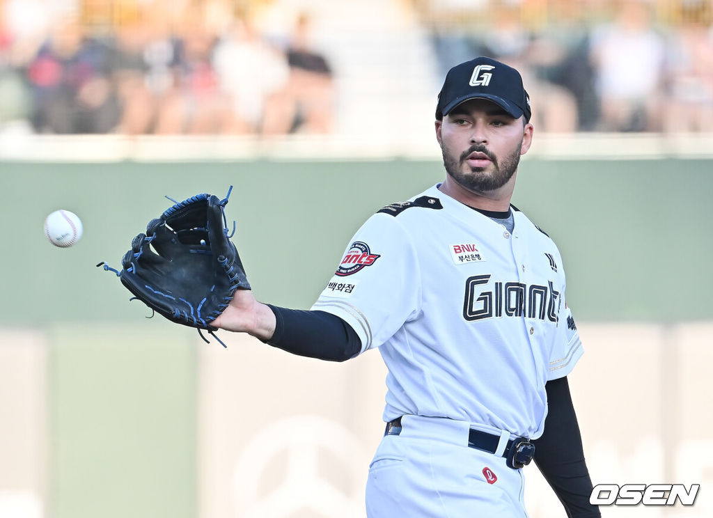 2일 부산 사직야구장에서 2025 신한 SOL 뱅크 KBO 리그 롯데 자이언츠와 LG 트윈스의 경기가 열렸다. 홈팀 롯데는 감보아가, 방문팀 LG는 임찬규가 선발 출전했다.롯데 자이언츠 선발 투수 감보아가 볼을 받고 있다. 2025.07.02 / foto0307@osen.co.kr