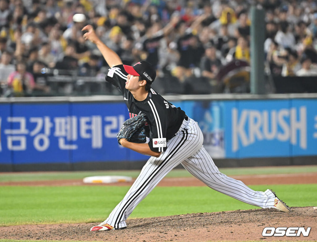 2일 부산 사직야구장에서 2025 신한 SOL 뱅크 KBO 리그 롯데 자이언츠와 LG 트윈스의 경기가 열렸다. 홈팀 롯데는 감보아가, 방문팀 LG는 임찬규가 선발 출전했다.LG 트윈스 박시원이 역투하고 있다. 2025.07.02 / foto0307@osen.co.kr