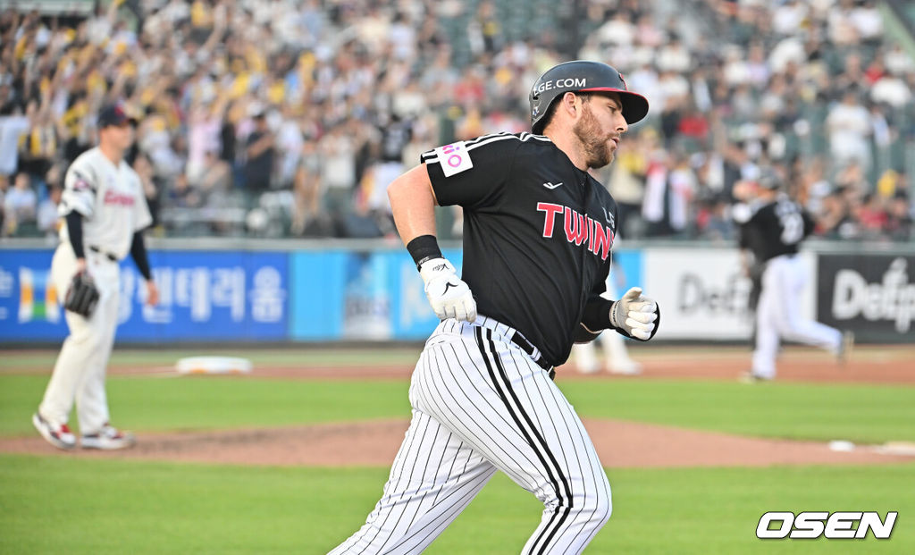 1일 부산 사직야구장에서 2025 신한 SOL 뱅크 KBO 리그 롯데 자이언츠와 LG 트윈스의 경기가 열렸다. 홈팀 롯데는 데이비슨이, 방문팀 LG는 에르난데스가 선발 출전했다.LG 트윈스 오스틴이 3회초 1사 2루 좌월 2점 홈런을 치고 그라운드를 돌고 있다. 2025.07.01 / foto0307@osen.co.kr