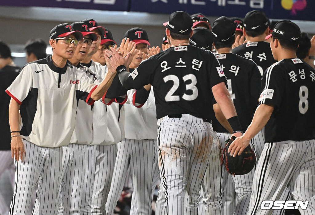 1일 부산 사직야구장에서 2025 신한 SOL 뱅크 KBO 리그 롯데 자이언츠와 LG 트윈스의 경기가 열렸다. 홈팀 롯데는 데이비슨이, 방문팀 LG는 에르난데스가 선발 출전했다.LG 트윈스 염경엽 감독이 롯데 자이언츠에 3-2로 승리한 후 기쁨을 나누고 있다. 2025.07.01 / foto0307@osen.co.kr