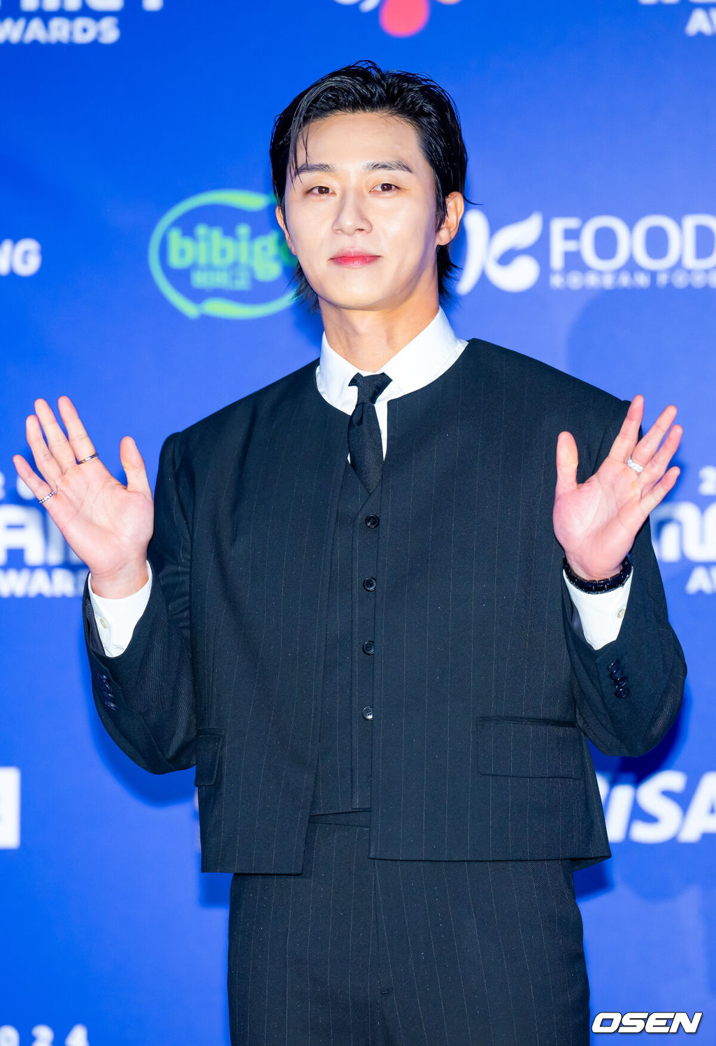 23일 오후 일본 교세라 돔 오사카서 '2024 MAMA AWARDS(마마 어워즈)' 레드카펫 행사가 진행됐다.'2024 MAMA AWARDS'는 현지시간 기준으로 21일 미국 LA 돌비씨어터에서, 22일과 23일에 일본 교세라 돔 오사카에서 개최된다.배우 박서준이 레드카펫을 밟으며 포즈를 취하고 있다. 2024.11.23 /rumi@osen.co.kr