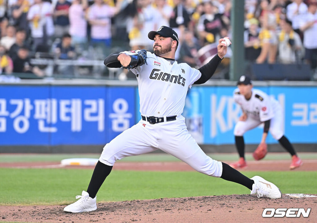 2일 부산 사직야구장에서 2025 신한 SOL 뱅크 KBO 리그 롯데 자이언츠와 LG 트윈스의 경기가 열렸다. 홈팀 롯데는 감보아가, 방문팀 LG는 임찬규가 선발 출전했다.롯데 자이언츠 선발 투수 감보아가 역투하고 있다. 2025.07.02 / foto0307@osen.co.kr