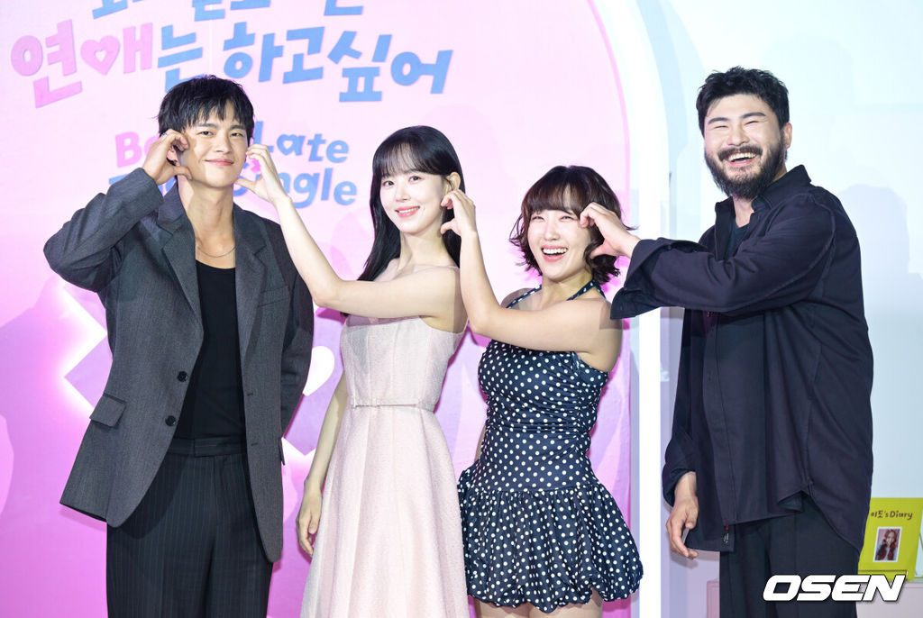 넷플릭스(Netflix)의 새로운 연애 리얼리티 예능 '모태솔로지만 연애는 하고 싶어' 제작발표회가 3일 서울 용산구 CGV용산아이파크몰에서 열렸다.이날 행사에는 조욱형 PD, 김노은 PD, 원승재 PD, 서인국, 강한나, 이은지, 카더가든이 참석했다.서인국, 강한나, 이은지, 카더가든이 포즈를 취하고 있다. 2025.07.03 /cej@osen.co.kr