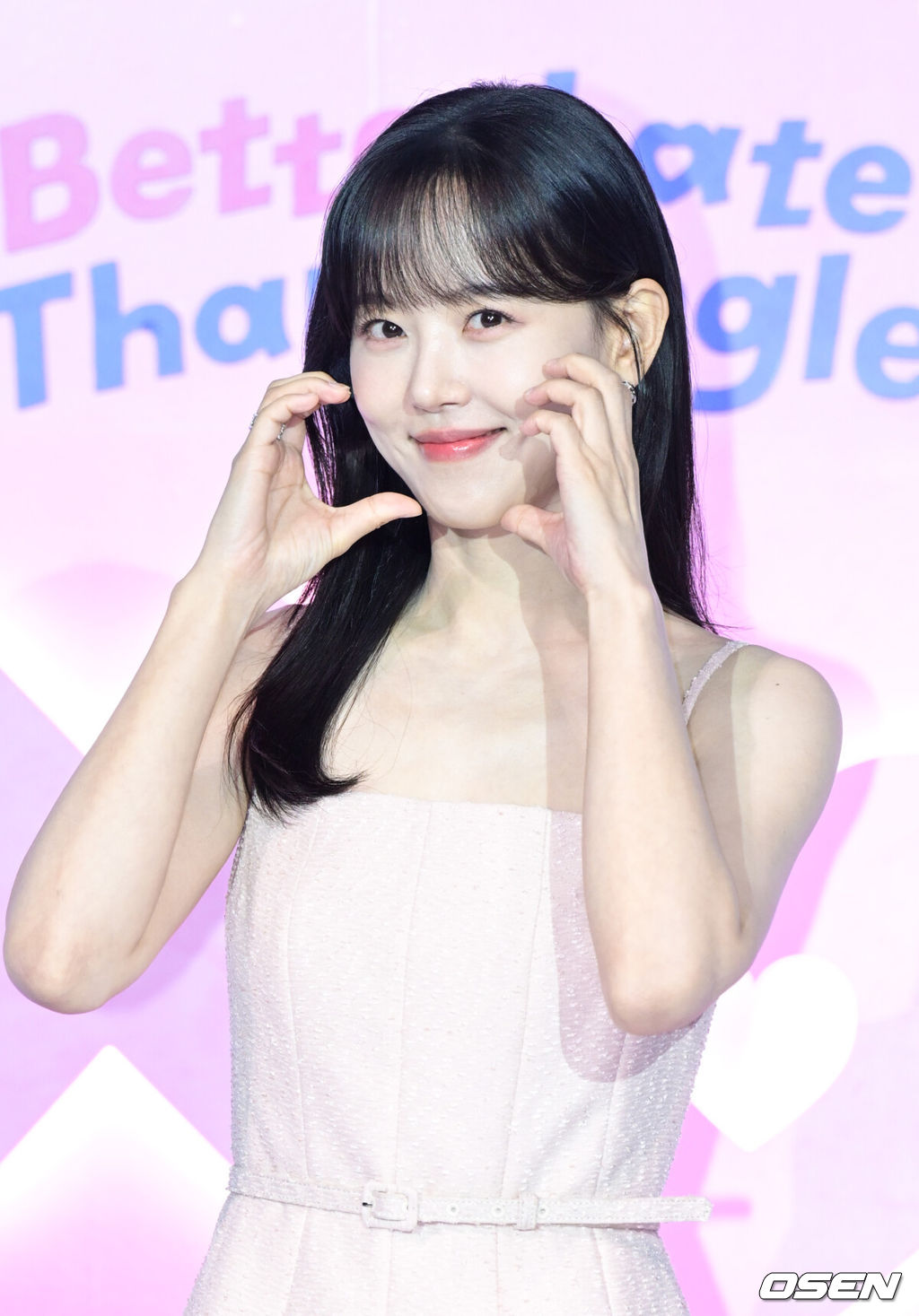 넷플릭스(Netflix)의 새로운 연애 리얼리티 예능 '모태솔로지만 연애는 하고 싶어' 제작발표회가 3일 서울 용산구 CGV용산아이파크몰에서 열렸다.이날 행사에는 조욱형 PD, 김노은 PD, 원승재 PD, 서인국, 강한나, 이은지, 카더가든이 참석했다.배우 강한나가 포즈를 취하고 있다. 2025.07.03 /cej@osen.co.kr