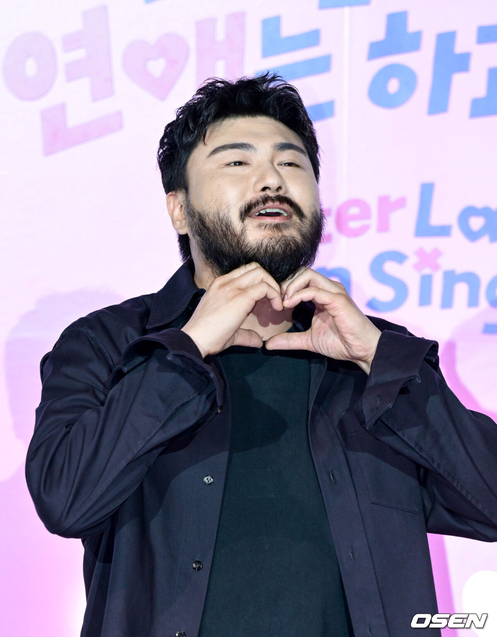 넷플릭스(Netflix)의 새로운 연애 리얼리티 예능 '모태솔로지만 연애는 하고 싶어' 제작발표회가 3일 서울 용산구 CGV용산아이파크몰에서 열렸다.이날 행사에는 조욱형 PD, 김노은 PD, 원승재 PD, 서인국, 강한나, 이은지, 카더가든이 참석했다.카더가든이 포즈를 취하고 있다. 2025.07.03 /cej@osen.co.kr