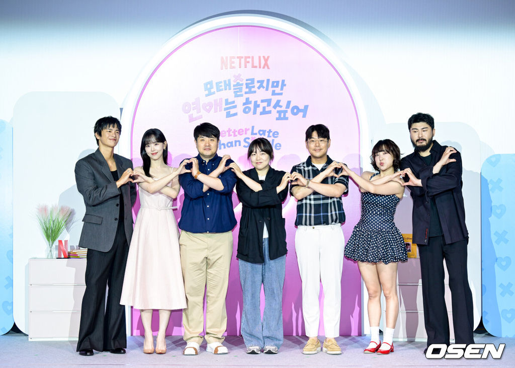넷플릭스(Netflix)의 새로운 연애 리얼리티 예능 '모태솔로지만 연애는 하고 싶어' 제작발표회가 3일 서울 용산구 CGV용산아이파크홀에서 열렸다.이날 행사에는 조욱형 PD, 김노은 PD, 원승재 PD, 서인국, 강한나, 이은지, 카더가든이 참석했다.배우 서인국, 강한나, 조욱형PD, 김노은PD, 원승재PD, 방송인 이은지, 카더가든이 포즈를 취하고 있다. 2025.07.03 /cej@osen.co.kr