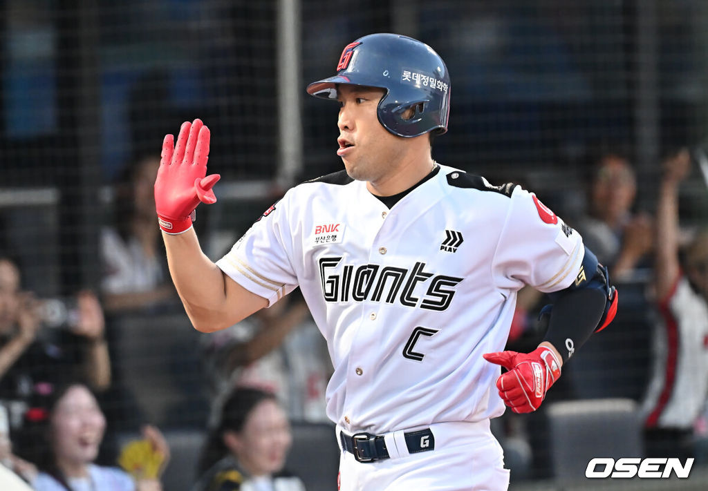 2일 부산 사직야구장에서 2025 신한 SOL 뱅크 KBO 리그 롯데 자이언츠와 LG 트윈스의 경기가 열렸다. 홈팀 롯데는 감보아가, 방문팀 LG는 임찬규가 선발 출전했다.롯데 자이언츠 전준우가 4회말 1사 1루 좌중월 2점 홈런을 치고 하이파이브를 하고 있다. 2025.07.02 / foto0307@osen.co.kr