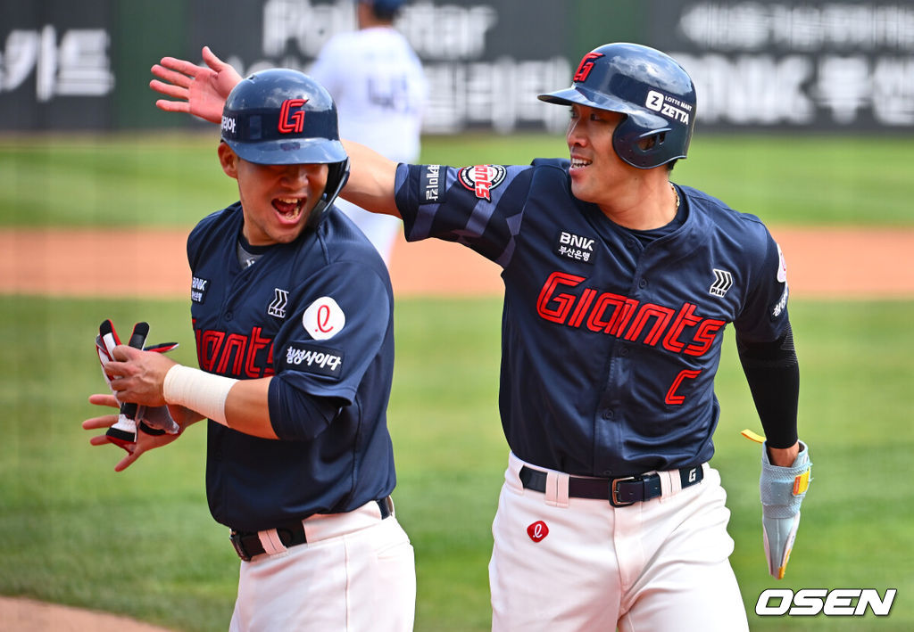 13일 부산 사직야구장에서 2025 신한 SOL 뱅크 KBO 리그 롯데 자이언츠와 NC 다이노스의 경기가 열렸다. 주말 3연전 동안 NC 다이노스가 창원NC파크 대신 사직야구장을 홈구장으로 사용한다. 홈팀 NC는 이용찬, 방문팀 롯데는 김진욱이 선발 출전했다.롯데 자이언츠 전준우와 김민성이 1회초 2사 2,3루 장두성의 우중간 2루타때 득점을 올리며 기뻐하고 있다. 2025.04.13 / foto0307@osen.co.kr