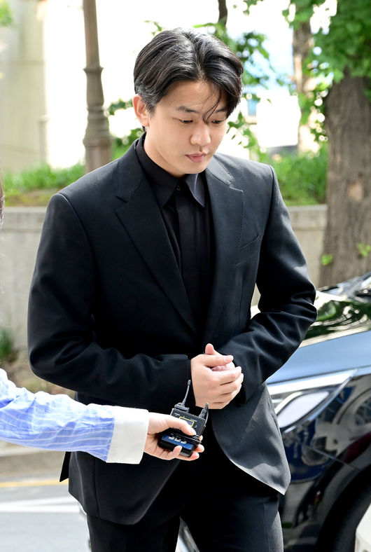 배우 유아인(37·엄홍식)이 16일 오전 서울 경찰청 마약범죄수사대에서 프로포폴 및 마약류 투약 혐의에 대해 피의자 신분으로 출석했다.배우 유아인이 경찰청으로 들어서고 있다. 2023.05.16 /ksl0919@osen.co.kr