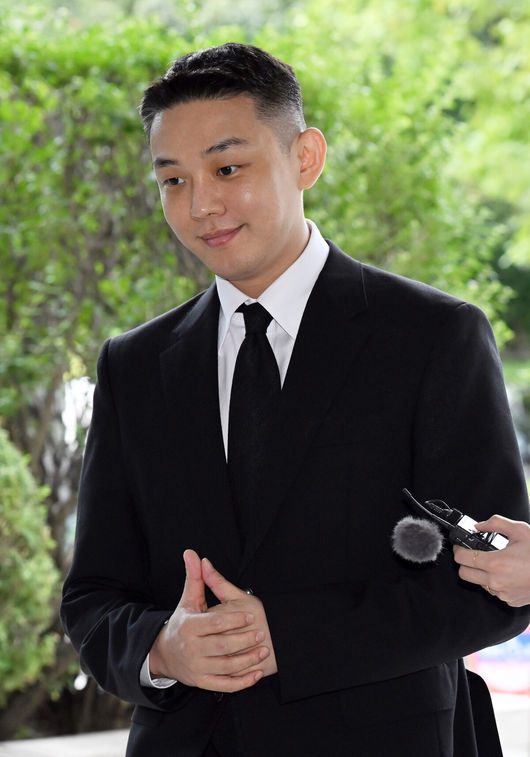 3일 오후 서울 서초구 서울중앙지법에서 배우 유아인(본명 엄홍식)의 마약혐의 1심 공판이 열렸다. 유아인은 프로포폴 등 의료용 마약류를 상습 투약한 혐의를 받고 있다. 배우 유아인이 법정으로 들어서고 있다. 2024.09.03 / ksl0919@osen.co.kr