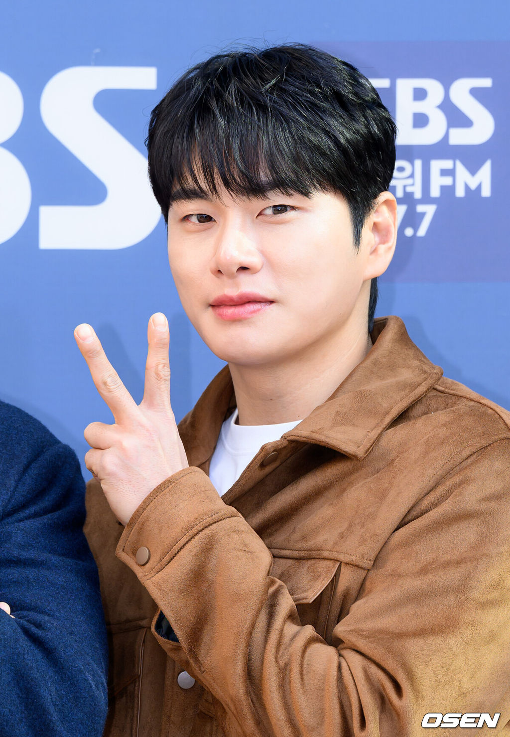 배우 정준호, 권상우, 이이경이 22일 서울 목동 SBS에서 진행된 SBS파워FM ‘두시탈출 컬투쇼’ 에 출연했다.‘히트맨2’는 대히트 흥행 작가에서 순식간에 ‘뇌절작가’로 전락한 ‘준’(권상우 분)이 야심 차게 선보인 신작 웹툰을 모방한 테러가 발생하고, 하루아침에 범인으로 몰리면서 벌어지는 코믹 액션 영화로 오는 22일 개봉.이이경이 방송국으로 향하며 포즈를 취하고 있다. 2025.01.22 /sunday@osen.co.kr