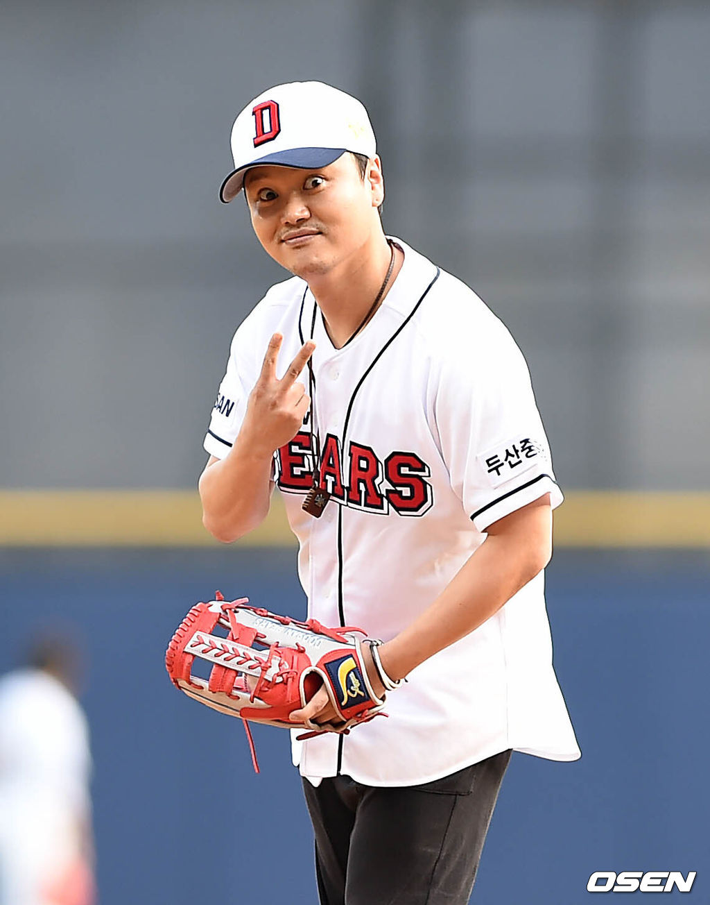 27일 오후 서울 잠실야구장에서 '2014 한국야쿠르트 세븐 프로야구' 두산 베어스와 넥센 히어로즈의 경기가 열렸다.경기에 앞서 배우 김민교가 시구를 하고 있다.두산과 넥센은 유희관과 하영민을 선발로 내세웠다.두산 선발로는 유희관이 나선다. 유희관은 최근 6경기에서 QS가 없다. 4월에는 리그 월간 MVP였을 정도로 거침이 없었지만, 어느덧 시즌 평균자책점이 5.04까지 치솟았다. 또한 선발 3연패 중이다. 좋지 않은 분위기를 뒤집을 호투가 필요하다.넥센 하영민은 10경기에서 3승 2패, 평균자책점 5.56을 기록하며 팀 마운드의 한 축으로 성장해 나가고 있다. 퀄리티 스타트(QS)도 3차례 있었다.하지만 2경기 연속으로 QS로 좋은 모습을 보이지는 못했다. 지난 등판인 20일 목동 넥센전에서 6⅓이닝 8피안타 3실점 한 하영민은 두산 타선을 맞아 자신의 첫 연속경기 QS에 도전한다.넥센과 두산의 타선 대결도 흥미롭다. 박병호-강정호로 이어지는 장타력의 넥센, 짜임새가 돋보이는 두산의 화력 대결이 본격적으로 벌어지면 타격전이 될 가능성은 언제든 생긴다./sunday@osen.co.kr
